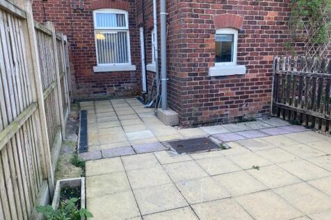 Rear patio garden