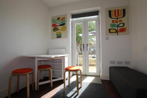COMMUNAL SEATING AREA
