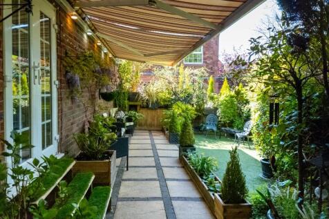 RETRACTABLE AWNING 