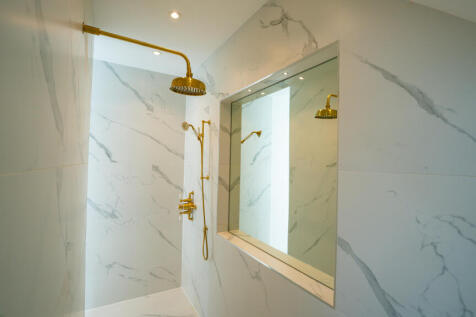Master Bedroon En Suite 1.jpeg
