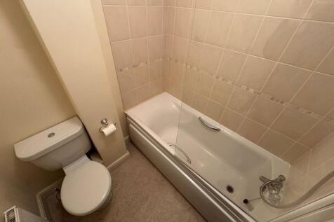 2 Brewery Court, Dawlish - bathroom