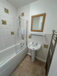Flat 4, 9 Iddesleigh Tce -  bathroom