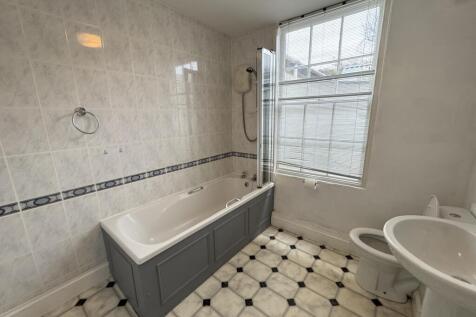 39 The Strand - bathroom