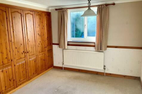 Bedroom 1 pic2.jpg