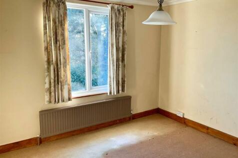 Bedroom 3 pic2.jpg