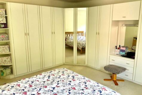 Bedroom 1 pic2.jpg