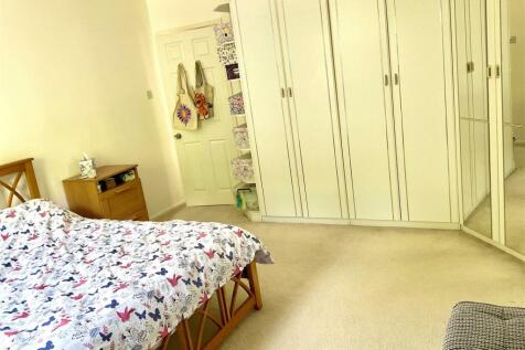 Bedroom 1 pic3.jpg