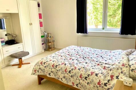 Bedroom 1 pic1.jpg