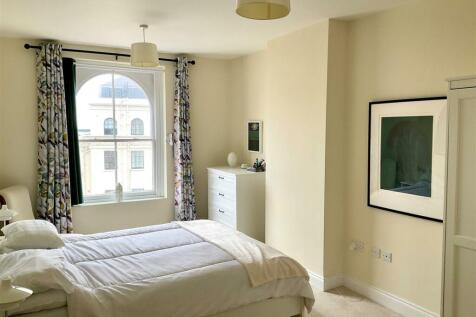 Bedroom 1 pic4.jpg