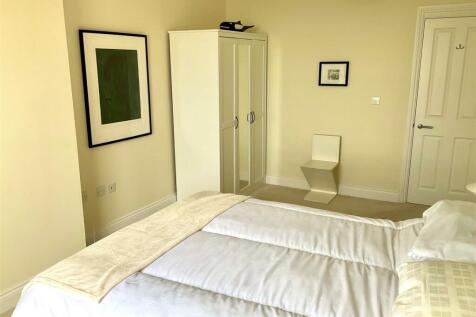 Bedroom 1 pic2.jpg