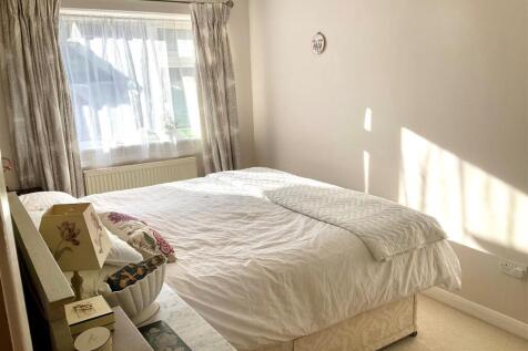 Bedroom 1 pic2.jpg