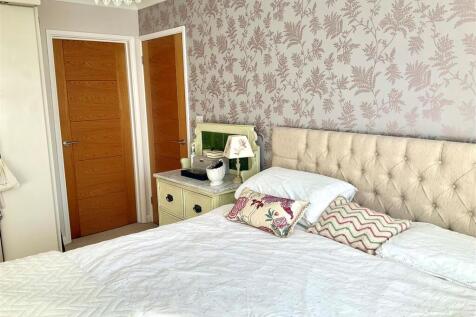 Bedroom 1 pic1.jpg