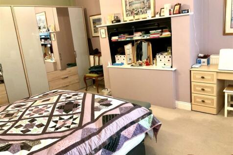 Bedroom 1 pic1.jpg