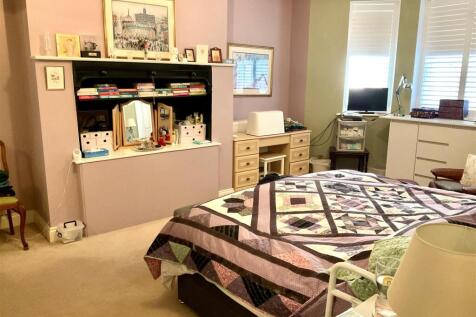 Bedroom 1 Pic3.jpg