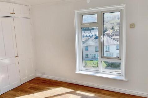 Bedroom 1 pic1.jpg