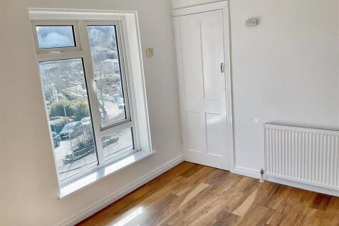 Bedroom 1 pic2.jpg