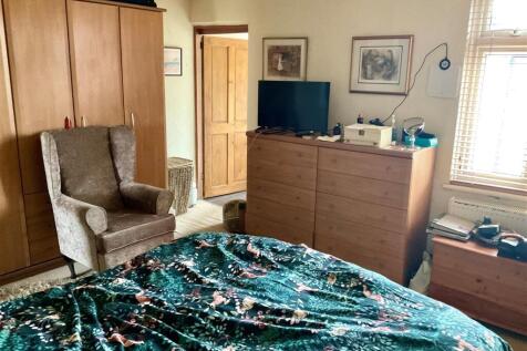 bedroom 1 pic1.jpg