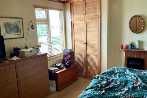bedroom 1 pic2.jpg