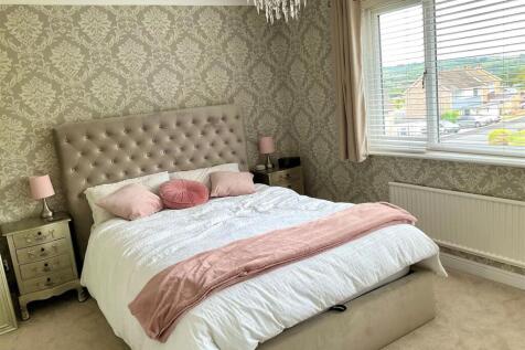 Bedroom 1 pic3.jpg