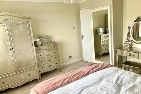 Bedroom 1 pic2.jpg