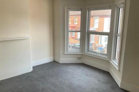 Bedroom 1 pic2.jpg