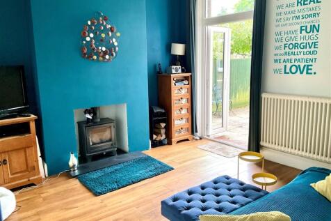 Family Room pic1.jpg