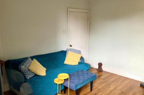 Family Room pic2.jpg
