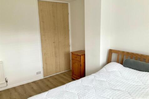 Bedroom 1 pic1.jpg