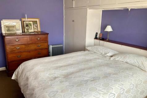 Bedroom 1 pic1.jpg