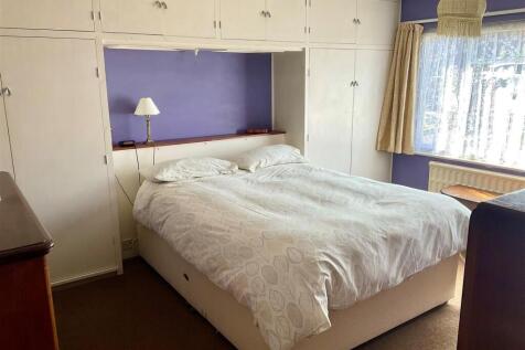 Bedroom 1 pic2.jpg