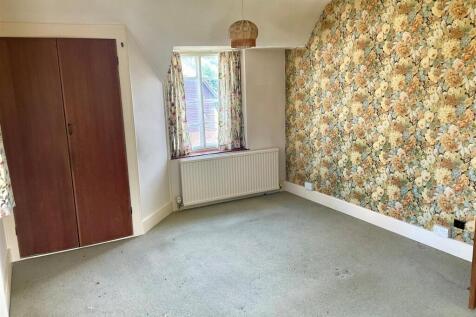 Bedroom 1 pic2.jpg