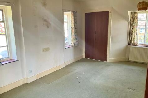 Bedroom 1 pic3.jpg