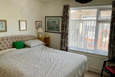 bed1.jpg