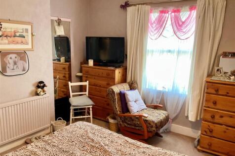 bedroom1.jpg