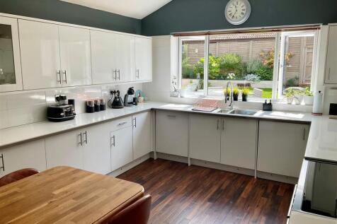 Kitchen pic2.jpg