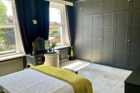 Bedroom 1 pic2.jpg