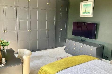 Bedroom 1 pic3.jpg