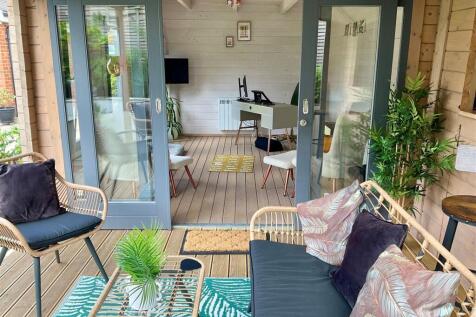 Decking area pic2.jpg