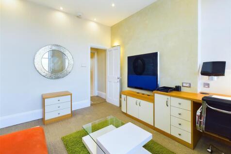 BEDROOM/STUDY