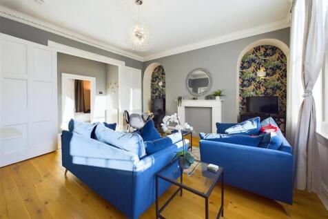 LIVING ROOM/KITCHEN AREA