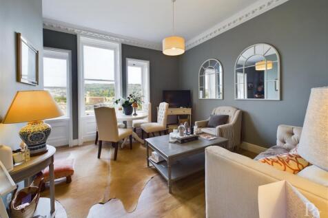 LIVING/KITCHEN ROOM