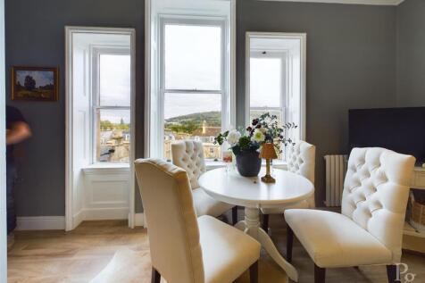 LIVING/KITCHEN ROOM
