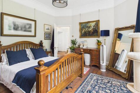 Main bedroom 1.jpg