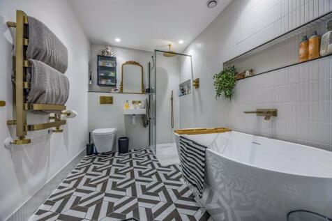 Main Bathroom 