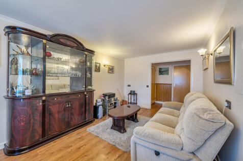 1375893-3-690b6e9...