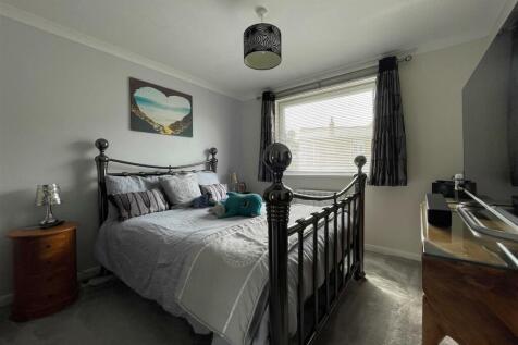 Bedroom 1.jpg