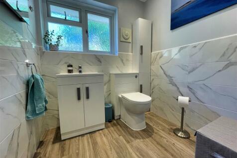 En suite cloakroom.jpg