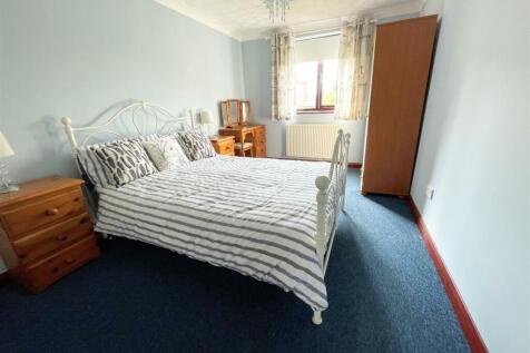 Bedroom 1.jpg