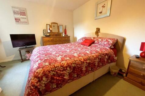 Bedroom 1.jpg