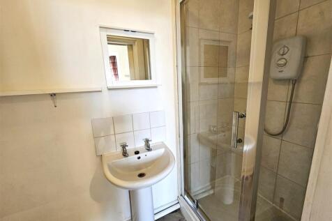 Shower room 3, 4a High Street.jpg